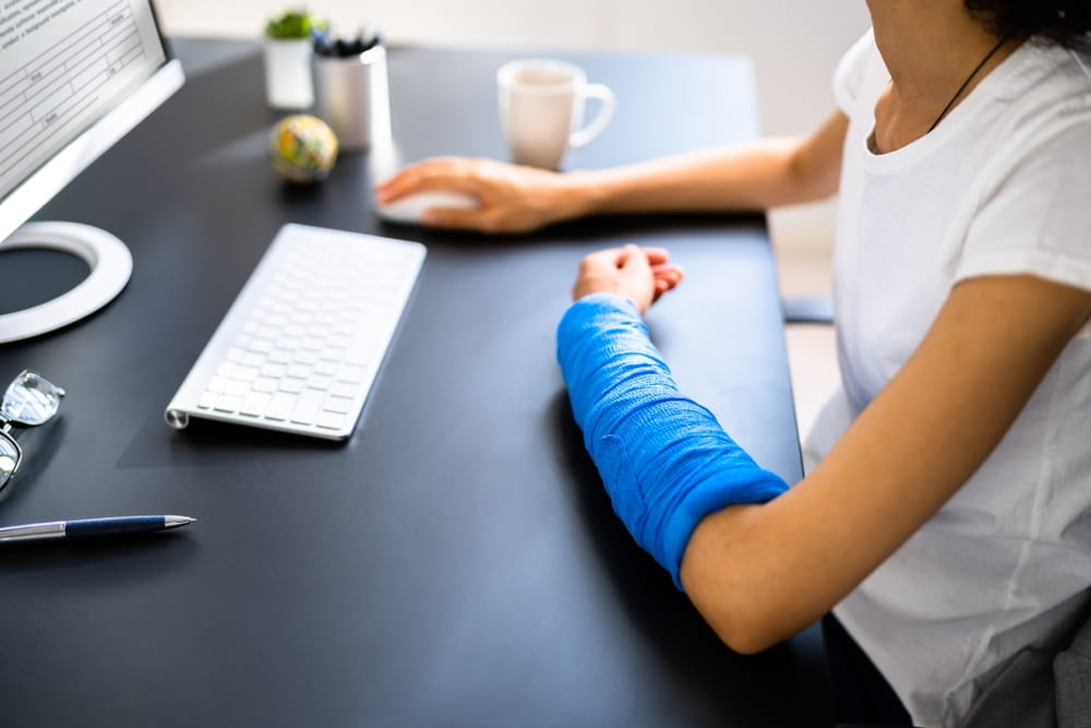 Worker with arm injury wearing a cast after a workplace accident in Dallas