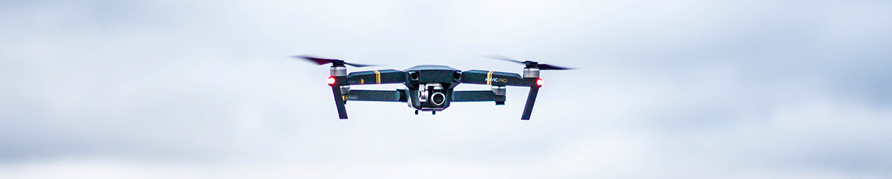 Drone en el aire capturando evidencia