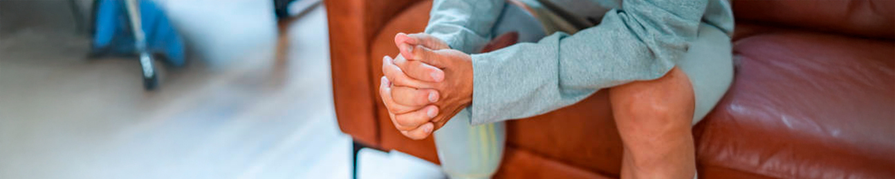 Trabajador preocupado por una amputación por lesión laboral