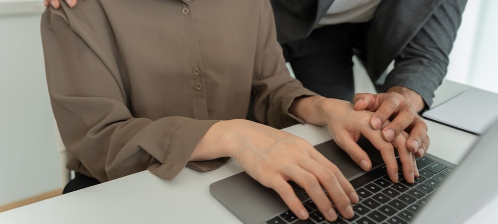 Situación de acoso sexual en el lugar de trabajo en una oficina de Dallas